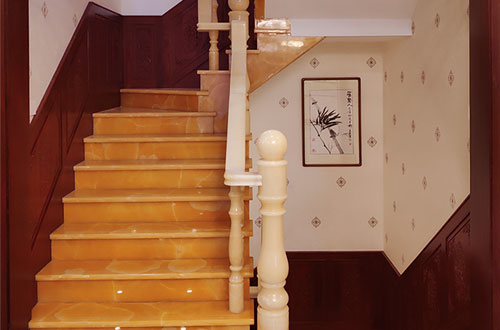 连云港中式别墅室内汉白玉石楼梯的定制安装装饰效果