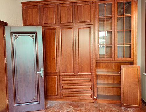 连云港中式家庭装修里定制的实木衣柜效果图